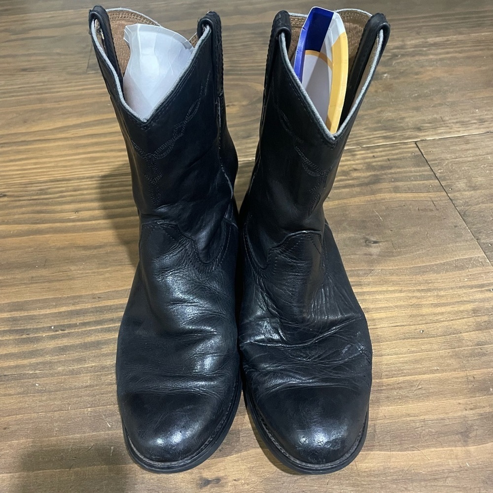 Men’s gently worn western boots in black. Any defects are shown in pictures.